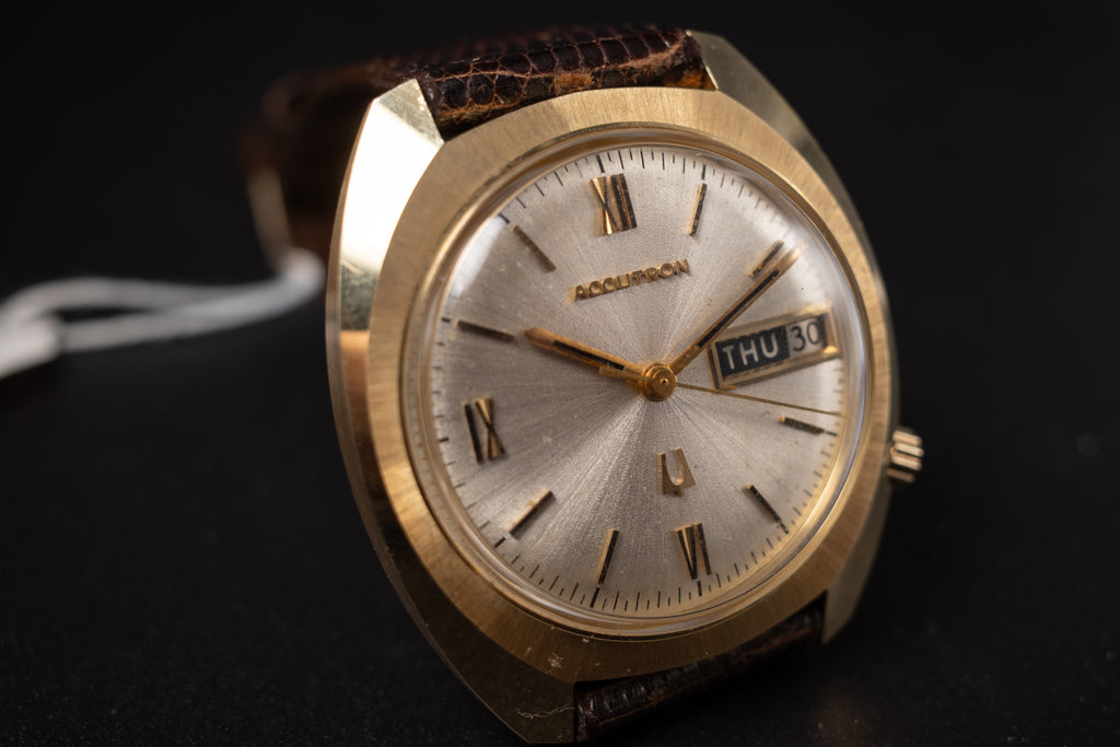 Vintage Accutron Daydate Mens Dress Watch 14KYG Very Rare